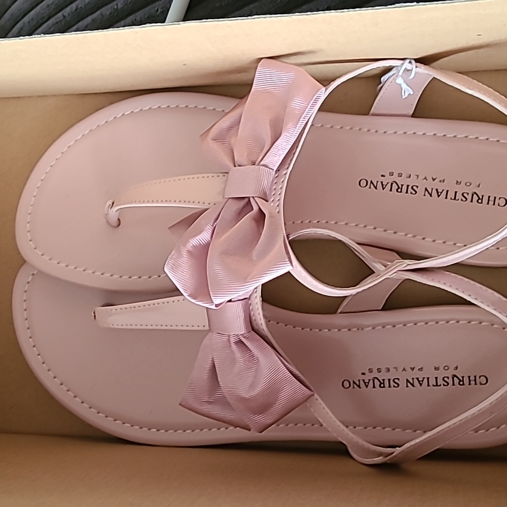 Pink sandles with bows on them